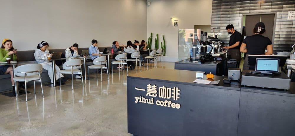 Inside Yihui Coffee